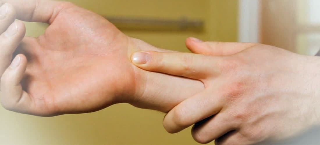 Technique d'acupression discrète pour relaxer dans le feu de l'action